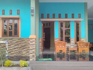 Penginapan Keluarga 215