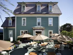 Le Pleasant Hôtel & Café