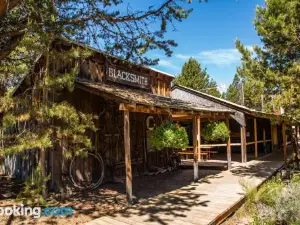 Bend-Sunriver Camping Resort Studio Cabin 8