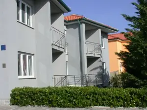 Vis a Vis Apartments