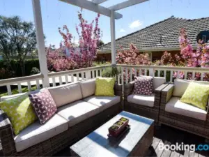 Sunny Mornington 2 Bedroom Guest Suite