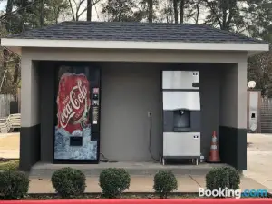 Diboll Inn and Suites