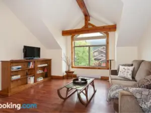 Mountain View 1 Bedroom Suite with King Size Bed, Walk to Village