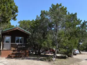 惠特尼湖露營度假村小屋1號