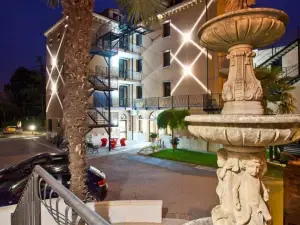 Momi's Hotel