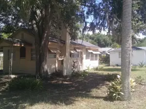 1 Beige Cozy Bungalow or 1 White Cozy Efficiency Cottage in Titusville