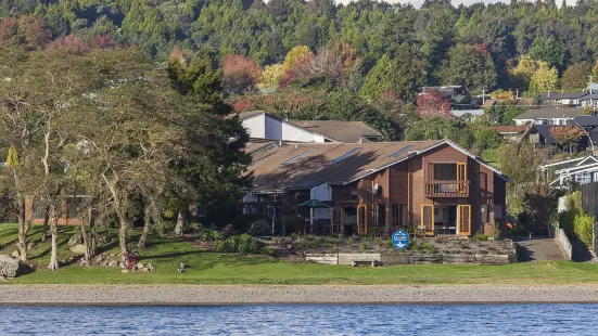 Cascades Lakefront Motel