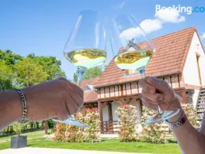 勃艮第林邊飯店 - 限成人