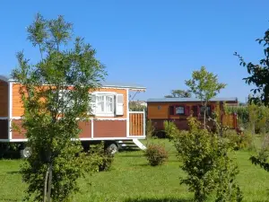 Les Roulottes-Gîtes de la Ferme de l'Autruche Dromoise