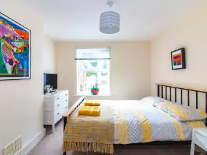 Bradstone Garden Retreat with Own Entrance