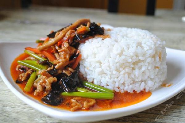 侯马庆丰国际酒店过油肉盖饭一份