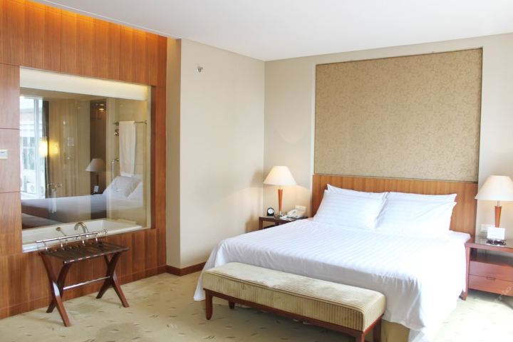 汕尾巴黎半岛酒店-豪华大床房[单早]