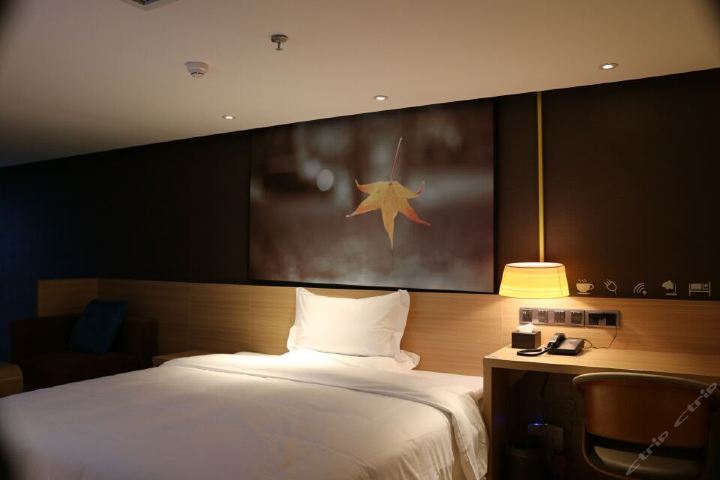 iu酒店(内江玉溪路新上城店)-格调大床房(无窗)(内宾)(预付)(铂涛直连