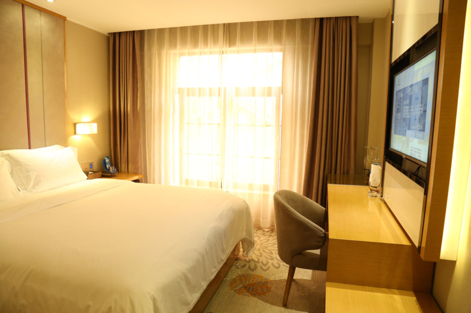 丽枫酒店(珠海拱北口岸轻轨总站店)-豪华大床房(内宾)(预付)(直连)