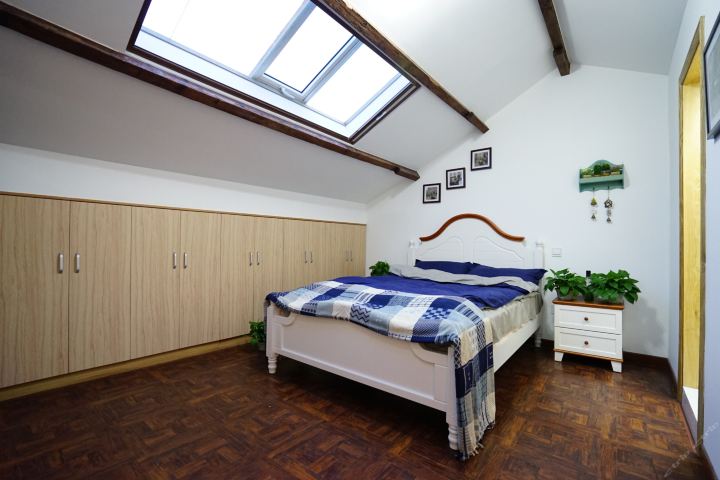 上海窄梯小弄老洋房艺术民宿-阁楼星空地中海风大床房