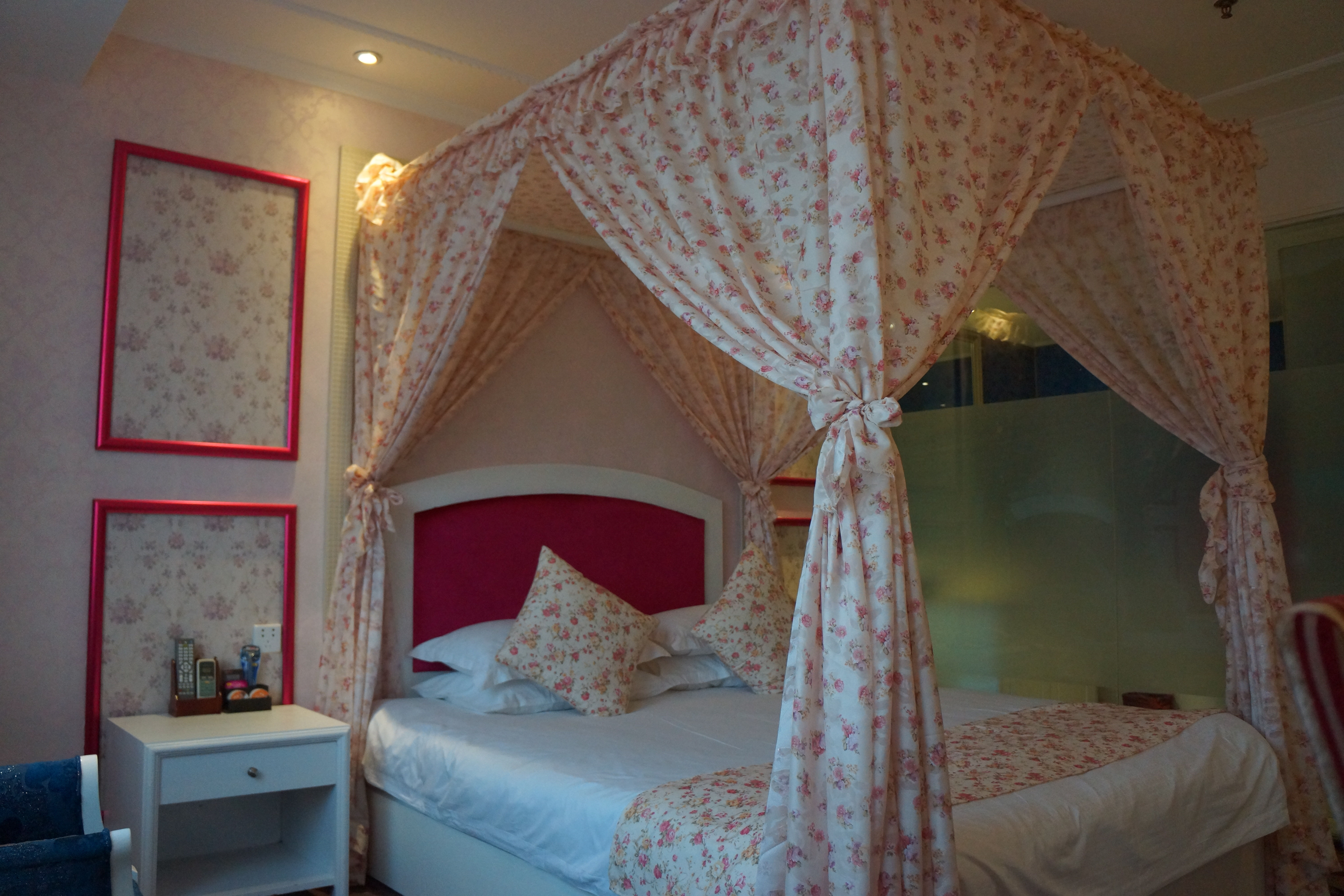 1982主题时尚酒店-浪漫公主房