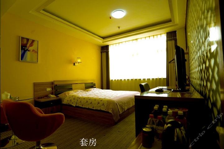 光山莫泰酒店-豪华套房