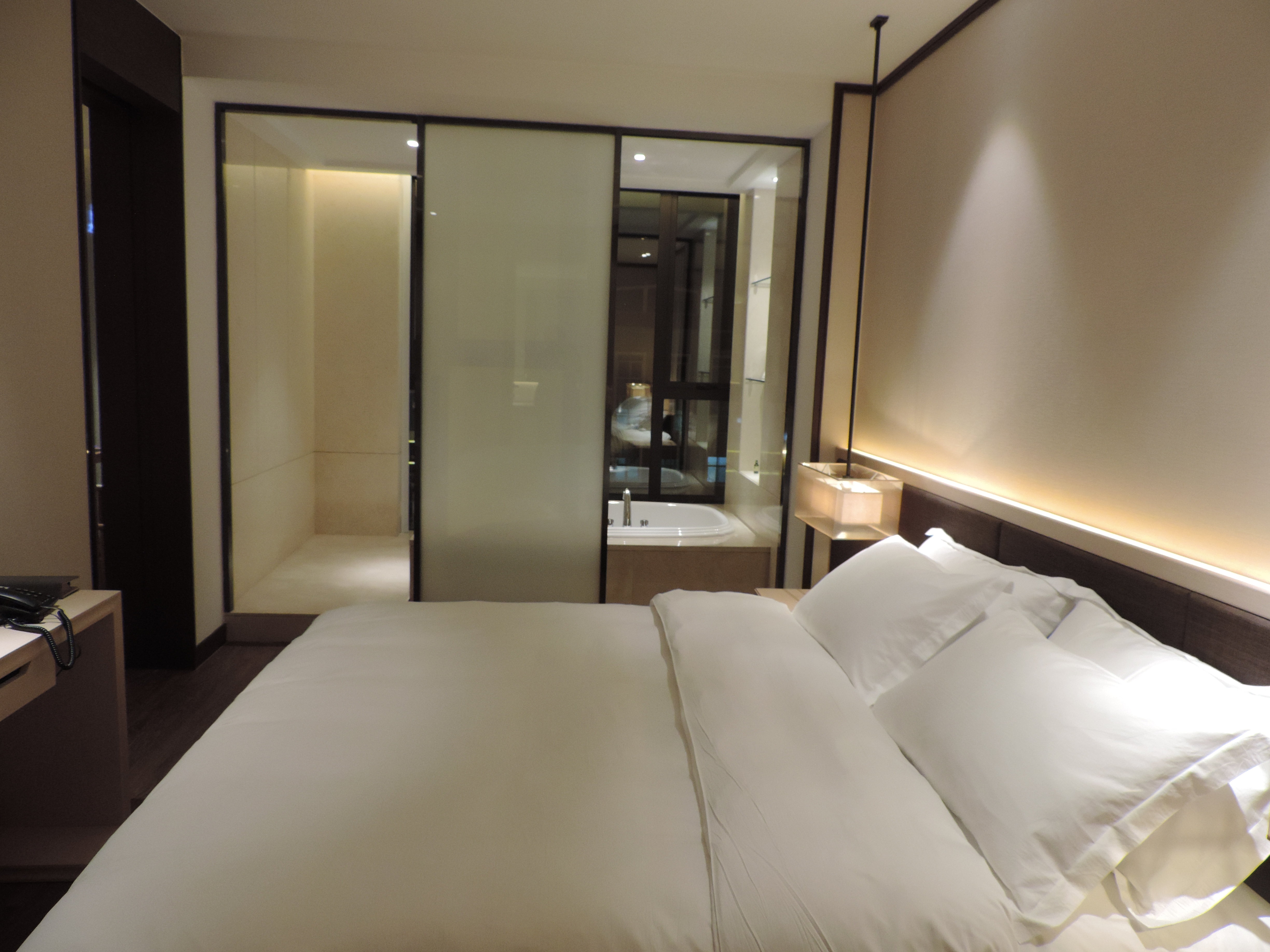 弥勒泊心温泉精品酒店-听湖套房(b)