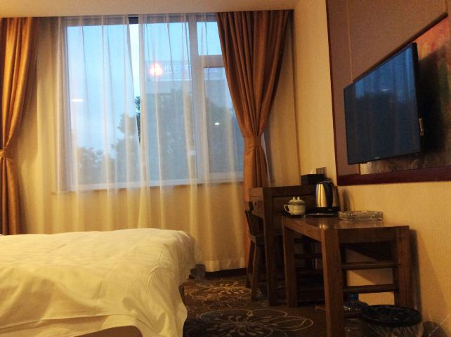 新泰宾馆-商务大床房[双早]