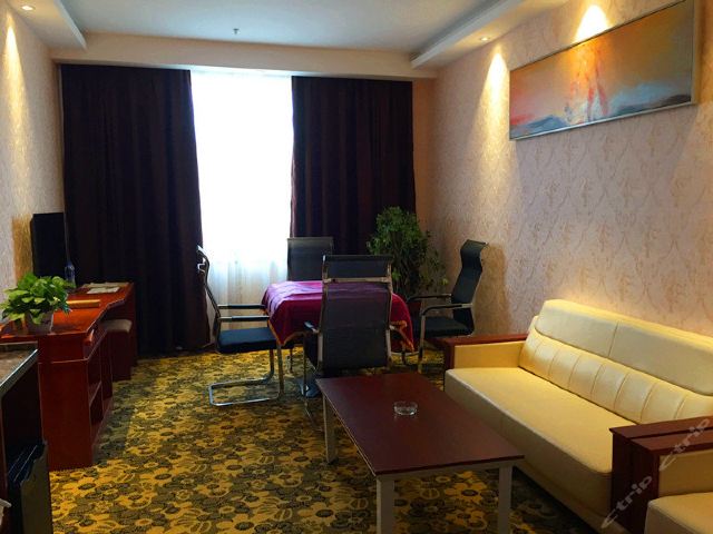 濮阳乾佑国际酒店-豪华套房[含早]