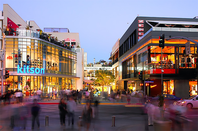 圣莫尼卡广场在圣莫尼卡海滩附近,是一处汇集了洛杉矶高档购物商店