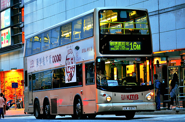 3.巴士:香港的巴士都是无人售票,不设找零,前门上车.