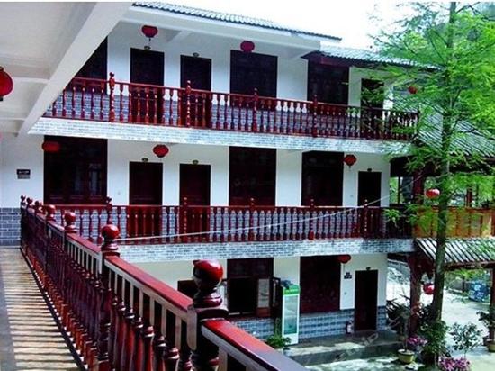 青城山山水人家客栈    分(暂无点评) 90起距离345米立即预订