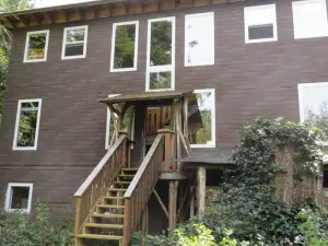 C&N Backpackers - Ucluelet
