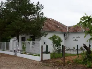 Dve Kuce Pored Jezera