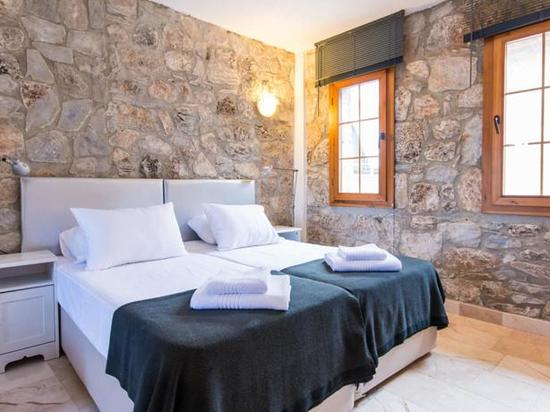 the cloisters lower house