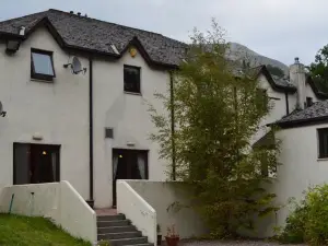 MacDonald Hotel & Cabins