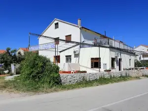 Basil Apartments and Rooms