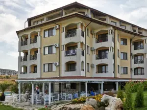 Toma's Residence - Front Beach