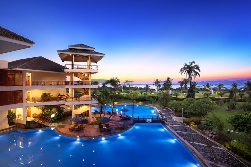 酒店位于三亚市亚龙湾国家旅游度假区,最