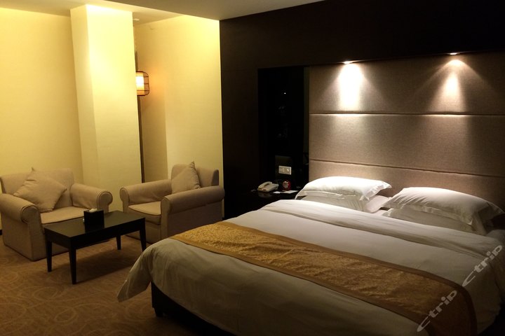 上海吉祥酒店-豪华大床房(携程自营)(预付)