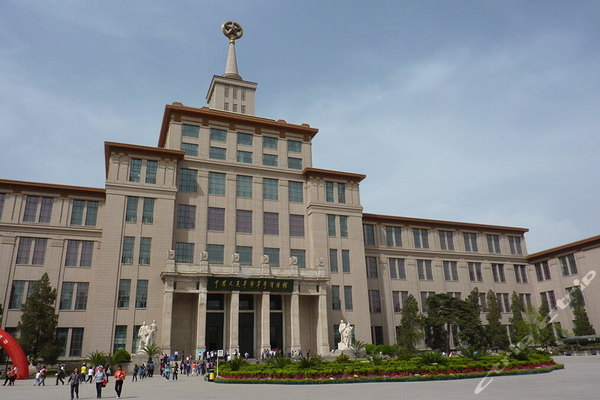 答:是中央军委所在地国防部八一大楼位于西长安街中国人民军事博物馆