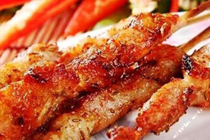 内蒙古赤峰翁牛特旗乌丹镇美食一条街中段