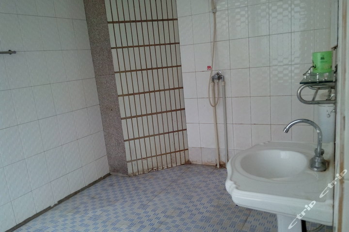 昆明君满楼招待所(三人标间)