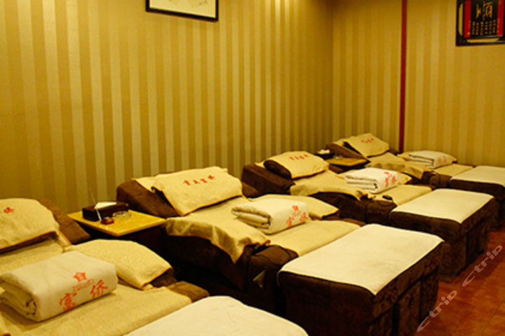 河南郑州金水区花园路与红专路交叉口向东50米路南