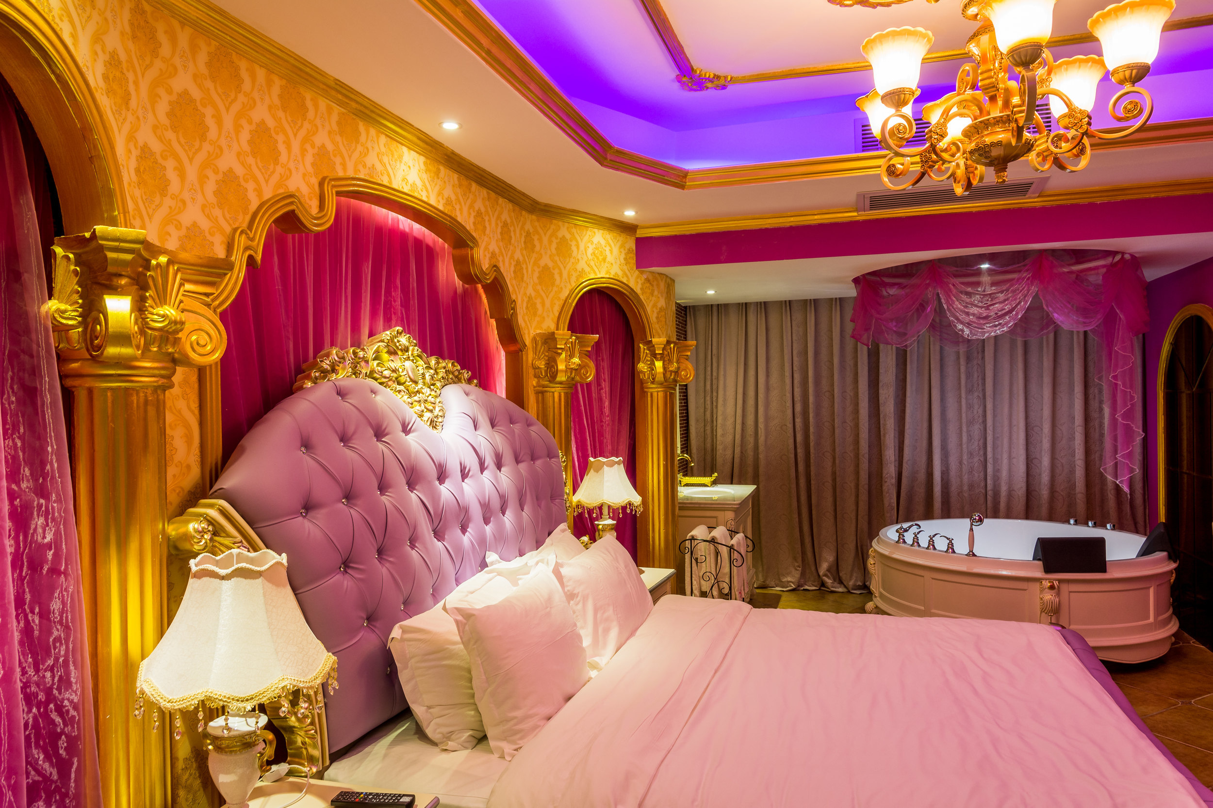 天鹅恋情侣主题酒店(三亚中央大道旅游街店)-法式印象(预付)