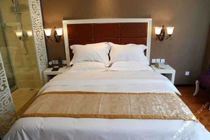 青岛桃子精品酒店-普通大床房(赠旅行防丢器)