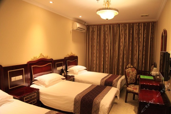 上海新惠宾馆-商旅三人房(无窗)(梦幻精品杂技秀)