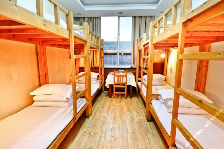 西安钟楼国际青年旅舍(八人间-1床位)