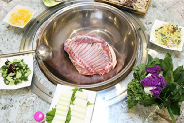 羊上树铁锅烀羊肉