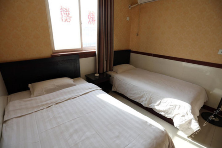 酒店位于小营房营南街,长天药业对面旅馆一条街内,环境优美,设施齐全