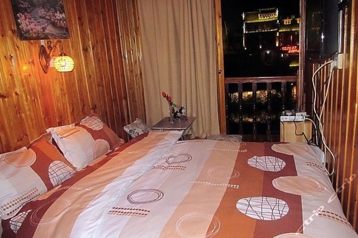 凤凰迟来居客栈-临江小情侣大床房(内宾)