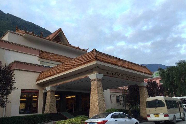 九寨沟千鹤国际大酒店-五星单间(中宾)(含接机服务一次)[双早]