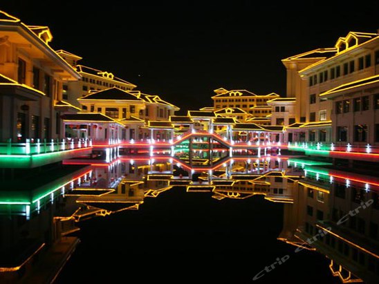 威海华夏会馆位于威海市华夏路1号华夏城内,酒店依山傍水,风景迷人