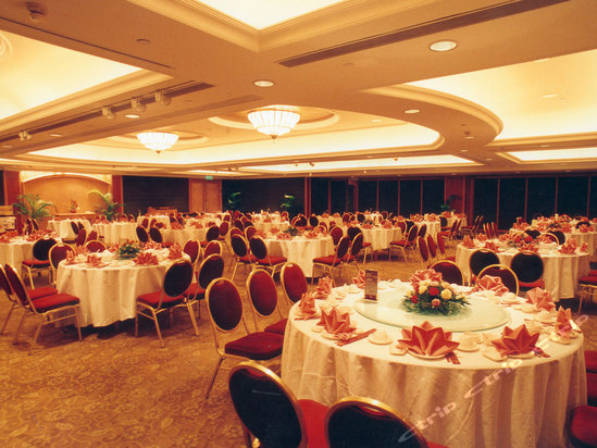 皇朝中华宴会厅   汕头帝豪酒店座落于汕头市最兴旺繁荣的金砂东路