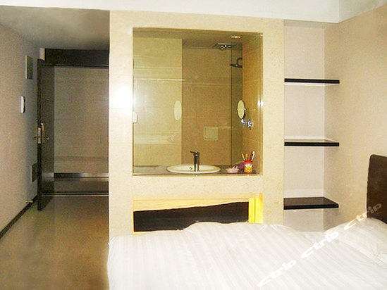 酒店式公寓(4栋皆为白色的大楼),旁边即是易买得超市,金逸国际电影城